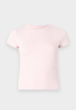 Jasnoróżowa koszulka z krótkim rękawem, o okrągłym dekolcie i gładkiej fakturze. Prosty design, dopasowany krój, odpowiednia na codzienne wyjścia.