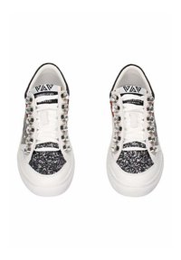 Sneakers bianchi con punta nera glitterata, dettagli metallici lungo i lacci e un'etichetta del marchio sulla linguetta. Suola in gomma.