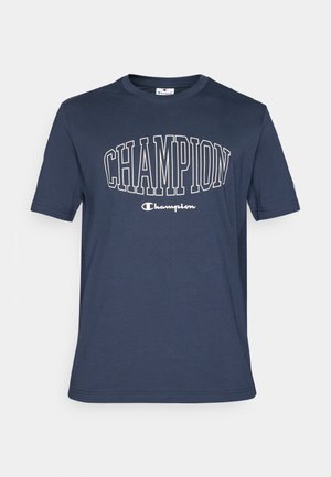 Camiseta de algodón azul marino de manga corta, con "CHAMPION" en letras grandes blancas en el pecho y un logotipo bordado en la manga.