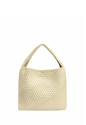 Beige gewebte Lederhandtasche mit breitem Schulterriemen und weicher, abgerundeter rechteckiger Form vor weißem Hintergrund.