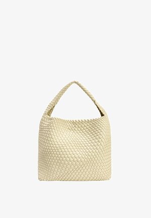Beige gewebte Lederhandtasche mit breitem Schulterriemen und weicher, abgerundeter rechteckiger Form vor weißem Hintergrund.