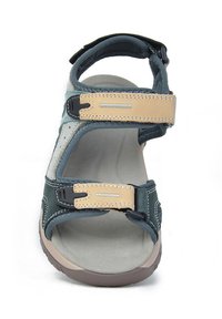 Sandalia ajustable con una combinación de materiales en verde oscuro y beige claro, con una plantilla acolchada, correas texturizadas y hebillas seguras.