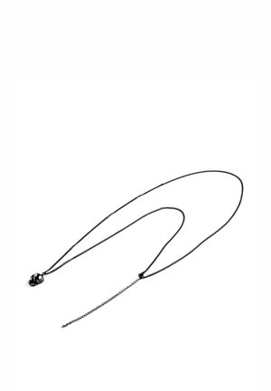 Sort halskæde på en kæde med en kraniumvedhæng. Kæden er slank med et struktureret design, og vedhænget er skinnende og detaljeret.