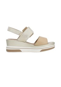 Les sandales à wedge présentent des brides métalliques dorées et beige. Le design comprend une large ouverture à l'avant et des fermetures à boucle et scratch au niveau de la cheville. Semelle blanche avec des accents marron.