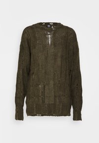 Olivgrön löst stickad tröja med avsiktligt slitage och hål genom hela, med rund halsringning och långa ärmar.