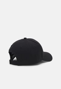 Svart baseballcaps laget av bomull, med en buet skjerm, justerbar stropp bak, og seks-panel design med ventilasjonslufthull.