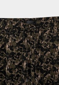 Shorts met camouflagemotief in tinten zwart, groen en bruin. Elastiche tailleband met trekkoord en metalen accenten. Zachte stofstructuur.