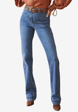 Lichtblauwe denim flared jeans met twee voorzakken, een hoge taille en een bruine gevlochten riem. De stof heeft een gladde textuur.