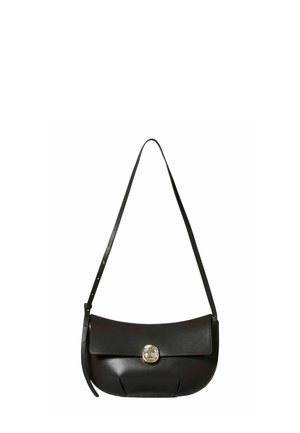 Sac à main en cuir noir de forme courbée, doté d'une fermeture à rabat et d'un accent métallique circulaire. Comprend une longue sangle réglable.