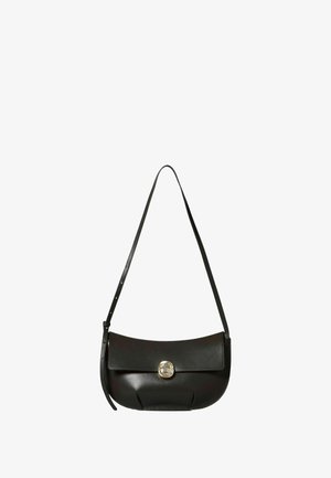 Bolso de mano de cuero negro con forma curva, cuenta con un cierre de solapa y un acento metálico circular. Incluye una correa larga y ajustable.