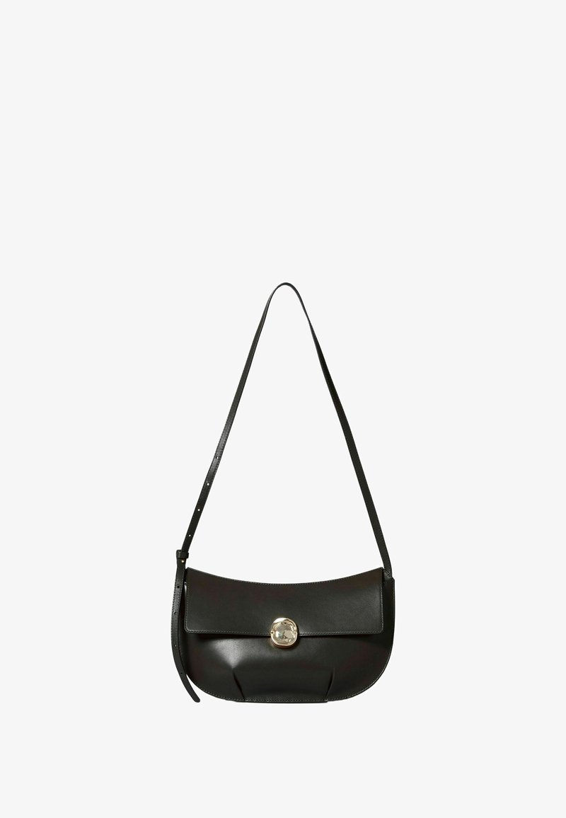 Borsa a tracolla in pelle nera con forma curva, dotata di chiusura a patta e distintivo metallico circolare. Include una tracolla lunga e regolabile.