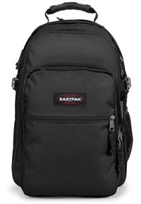 Mochila negra de nailon con correas ajustables, bolsillo lateral de malla, múltiples compartimentos con cremallera y un parche con el logo en la parte frontal.