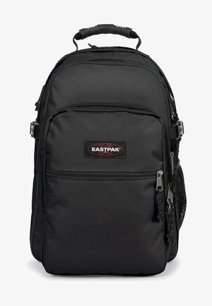 Zwarte nylon rugzak met verstelbare schouderbanden, mesh zijzak, meerdere ritscompartimenten en een logopatch op de voorkant.