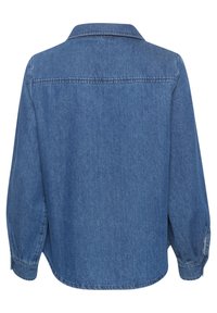 Giacca di jeans con vista posteriore, trama morbida, colore azzurro chiaro, polsini con bottoni e una vestibilità rilassata con fessure laterali.