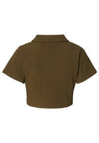 Korte geribbelde olijfgroene cropped polo shirt met korte mouwen, van achteren weergegeven op een witte achtergrond.