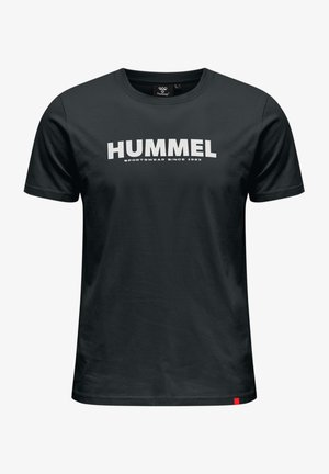 Zwarte T-shirt van katoen, met een gedurfde witte "HUMMEL" logo en de tekst "SPORTSWEAR SINCE 1923". Korte mouwen en een ronde halsontwerp.