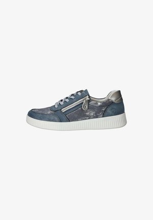 Dames casual sneaker in blauwgrijs met veters aan de voorkant, rits aan de zijkant en witte textuurzool, met metallic zilveren hielaccent.