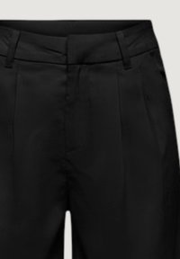 Pantalon noir sur mesure avec passants de ceinture, plis à l'avant et fermeture dissimulée à la taille.