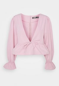 Blouse rose coupée en tissu doux, avec un décolleté en V profond, des manches bouffantes et une taille cintrée avec un détail à nouer. Fermeture à glissière au dos.