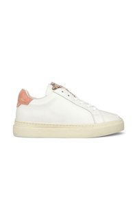 Sneaker bianco in pelle con suola in gomma color crema, linguetta in pelle rosa e hardware metallico sui lacci. Texture liscia, design semplice.