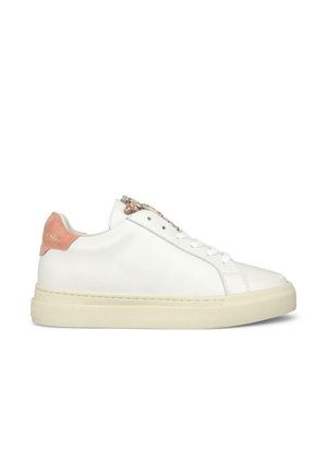 Baskets en cuir blanc avec une semelle en caoutchouc crème, un onglet de talon en cuir rose et un matériel métallique sur les lacets. Texture lisse, design simple.