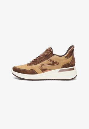Niedriger Sneaker aus beigem und braunem Wildleder mit metallisch bronzefarbenen Akzenten, Schnürverschluss und dicker weißer Sohle mit profiliertem Boden.