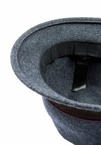 Grau gefilte Hut mit breiter Krempe, ausgestattet mit einem glatten Innenfutter und einem dezenten burgunderfarbenen Akzent um die Basis. Verstellbares Innenband enthalten.