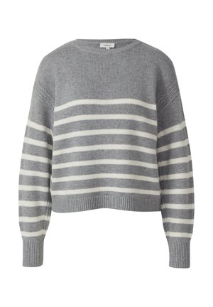 Maglione grigio a maglia con strisce orizzontali bianche sull'intero corpo e sulle maniche, con polsini e orlo a coste.