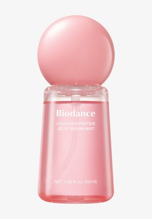 Biodance Siero Spray Gelatina Peptide di Collagene in una bottiglia rosa traslucida con tappo rotondo rosa, formato 50 ml.