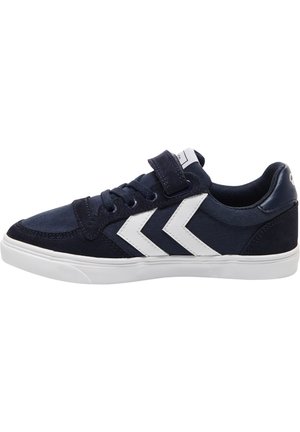 Dunkelblaue Sneaker mit weißen Chevron-Akzenten, aus Wildleder und Stoffmaterialien, mit Schnürung und Klettverschluss, Gummisohle, niedrig geschnittenes Design.