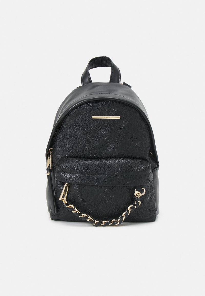 Sac à dos en cuir noir avec motif en relief, détail chaîne dorée sur la fermeture éclair de la poche avant et poignée supérieure sur fond blanc.
