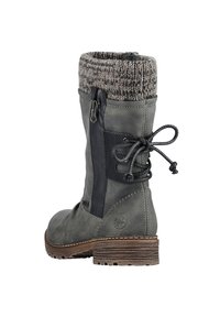 Bottes en cuir gris avec un revers en tricot, fermeture à glissière latérale et détails en lacet au dos. Semelle robuste avec une finition texturée.