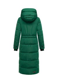 Cappotto puffer verde con cappuccio, lungo fino al ginocchio, caratterizzato da un design trapuntato, dettagli neri sui polsini e un patch con logo vicino al fondo.