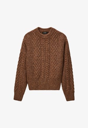 Un pull en maille marron avec un motif de câbles texturés, un col rond et un ourlet et des poignets côtelés. Fabriqué en fil doux et épais.