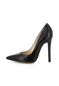 Pump nera in pelle con tacco alto e punta affusolata. Caratterizzata da una finitura lucida, un design elegante e un tacco sottile a stiletto. Interno foderato in un colore neutro.