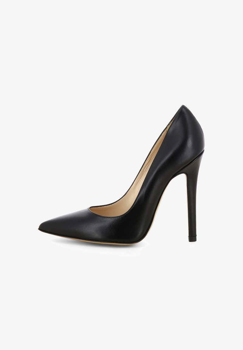 Pump nera in pelle con tacco alto e punta affusolata. Caratterizzata da una finitura lucida, un design elegante e un tacco sottile a stiletto. Interno foderato in un colore neutro.