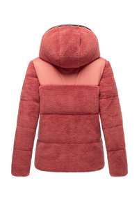 Giacca in pile rossa e soffice con cappuccio, caratterizzata da un pannello rosa liscio sulle spalle e sezioni pompose e trapuntate.