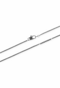 Collana in argento con un design a maglie fini, chiusura regolabile e un accento a barra inciso con "UN=SAME."