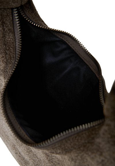 Borsa a tracolla in suede marrone con una cerniera metallica, che presenta una fodera interna nera e una consistenza morbida, evidenziando il suo design ampio e non strutturato.