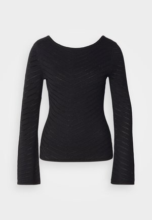 Musta pitkähihaisen yläosa, valmistettu teksturoidusta neulospuvusta, jossa on venepääntie ja kalanruotokuvio koko vartalossa ja hihoissa.