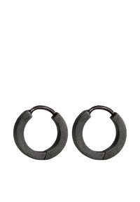 Cercei rotunzi din metal închis, cu un finisaj texturat; prezintă un cerc închis și un design minimalist.