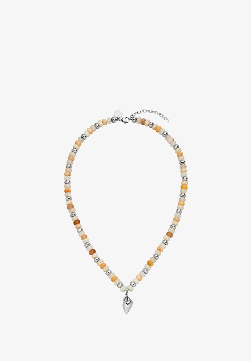 Perlenkette mit abwechselnd angeordneten hellen und metallischen Perlen, einem silbernen Muschelanhänger und einem Karabinerverschluss.