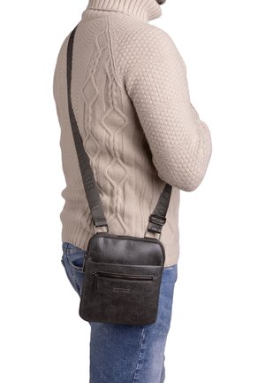 Borsa a tracolla in pelle nera con tasca frontale con zip e tracolla regolabile, caratterizzata da una superficie testurizzata e forma rettangolare.