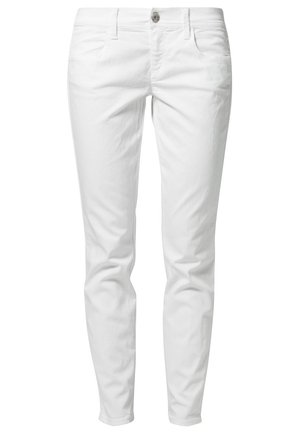 Białe spodnie o dopasowanym kroju, z zapięciem na guziki, szlufkami na pasek i przednimi kieszeniami, pokazane na prostym białym tle.