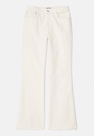 Hvite denim bukser med utsvingte ben og rå kant, med frontlommer, metallknapp og glidelås. Jevn tekstur og rett silhuett.