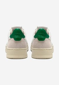 Sneakers basse con combinazione di pelle bianca e camoscio beige, con un accento verde sul tallone e una suola in gomma strutturata.