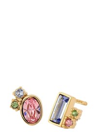 Boucles d'oreilles en ton or avec une pierre ovale rose, une pierre bleue rectangulaire et des pierres d'accent en bleu, vert et rose. Texture lisse, formes variées.