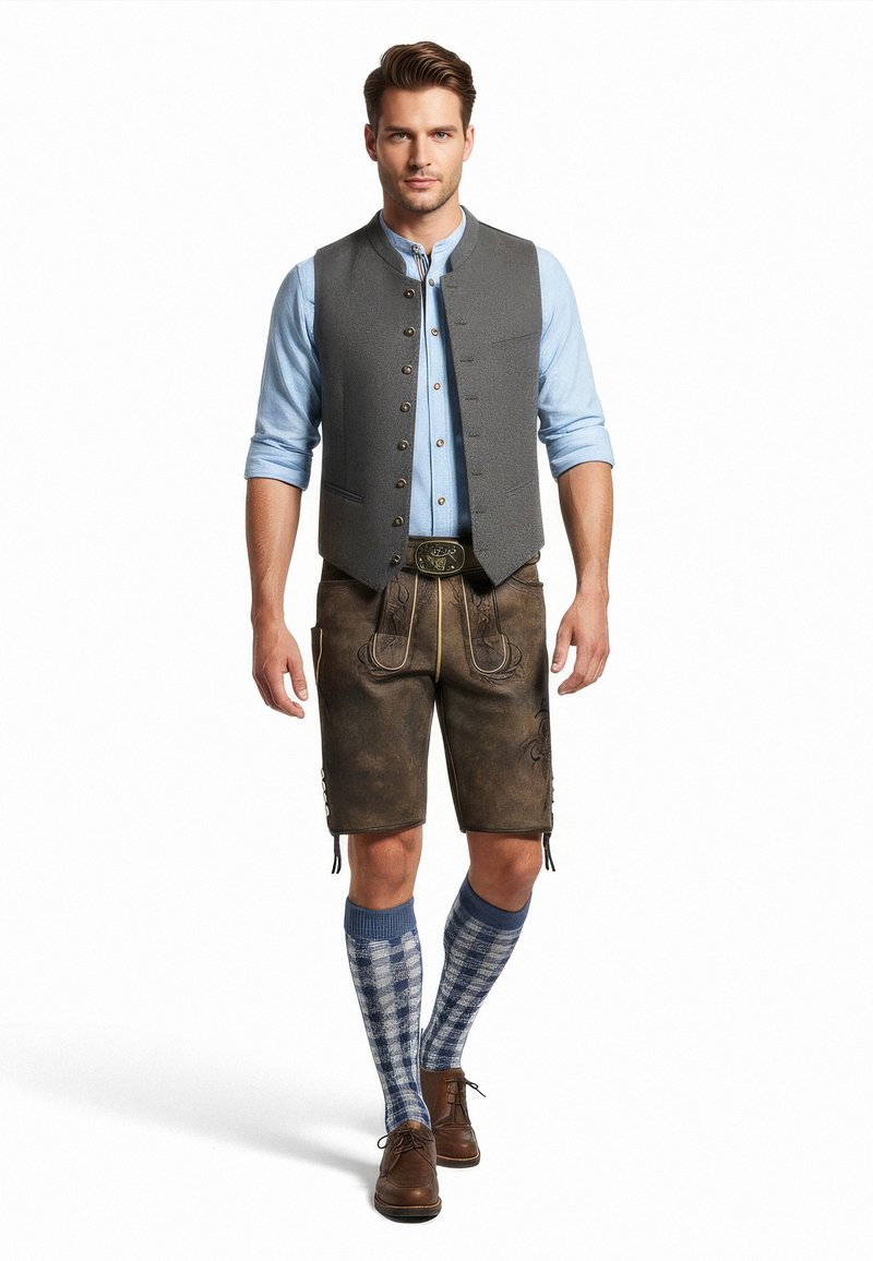 Szary wełniany kamizelka na jasnoniebieskiej koszuli, w połączeniu z brązowymi szortami typu lederhosen. Skarpetki w niebiesko-białą kratkę sięgające do kolan oraz brązowe buty.