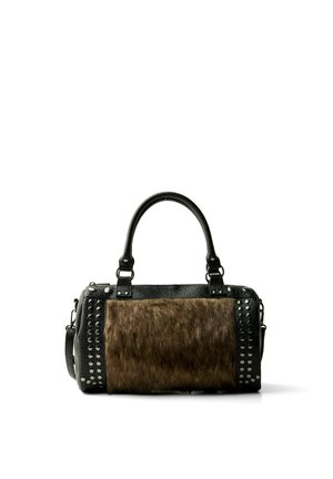 Sac à main en cuir noir avec un panneau avant en fourrure marron et des clous argentés le long des côtés et des attaches de la poignée, sur fond blanc.