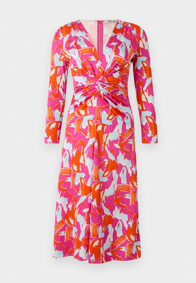 Mitmekesine kleit pikkade varrukatega, millel on sügav V-kaelus, keeratud vöökoht ja abstraktne roosa, punane ja sinine muster.